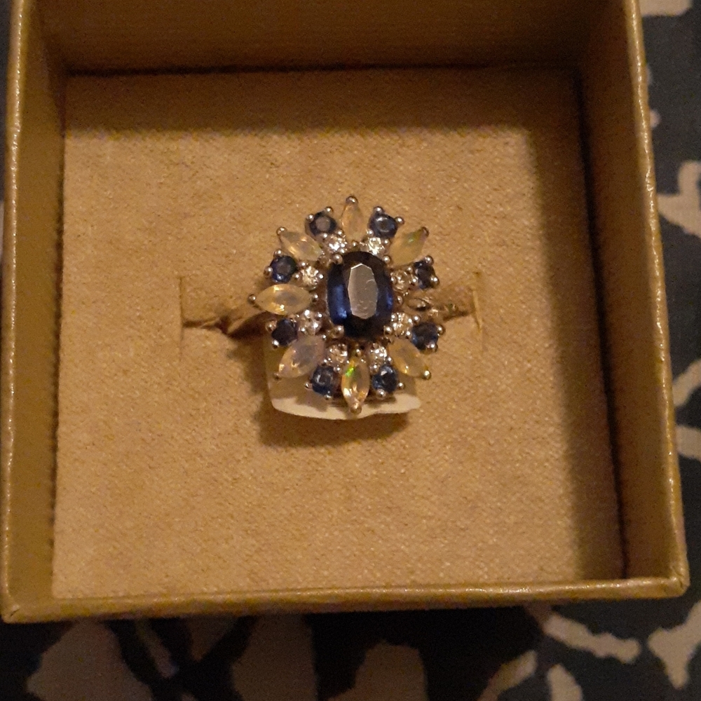 Beautiful ring - Picture 3 of 3